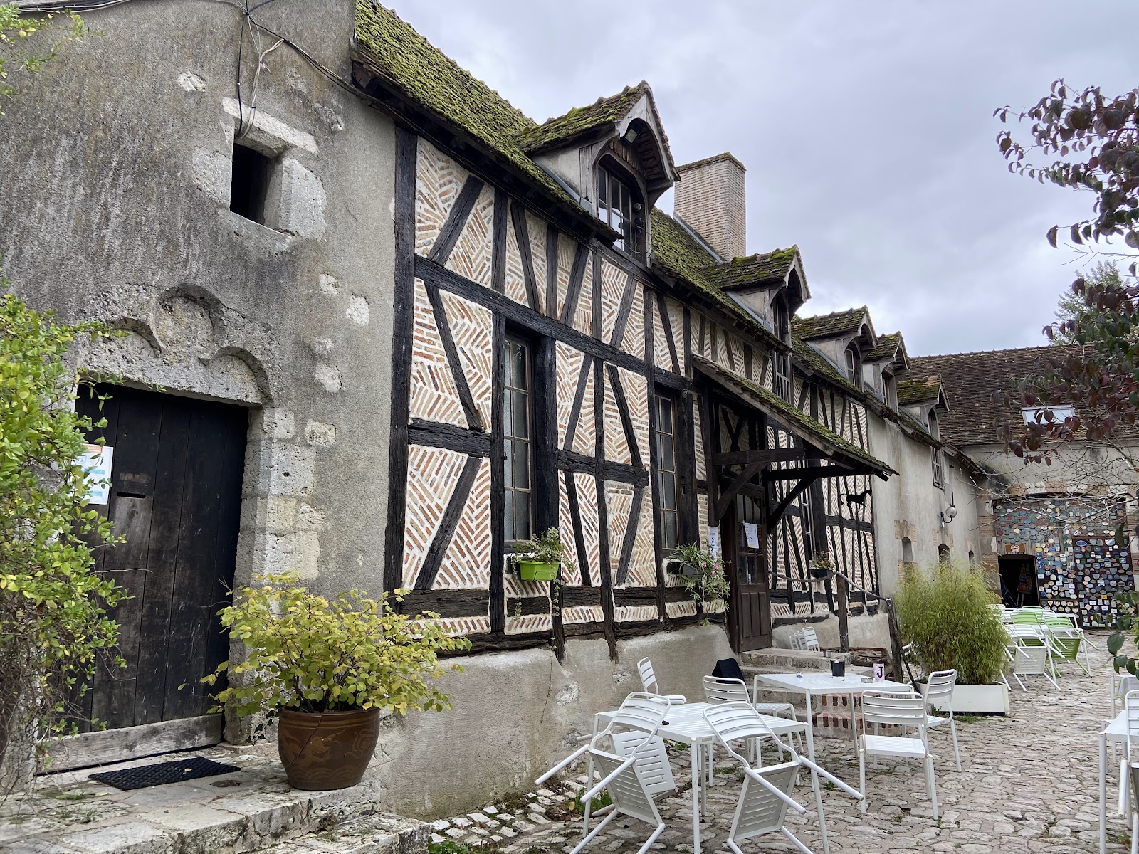 Photo de ECURIES DE ST CYR